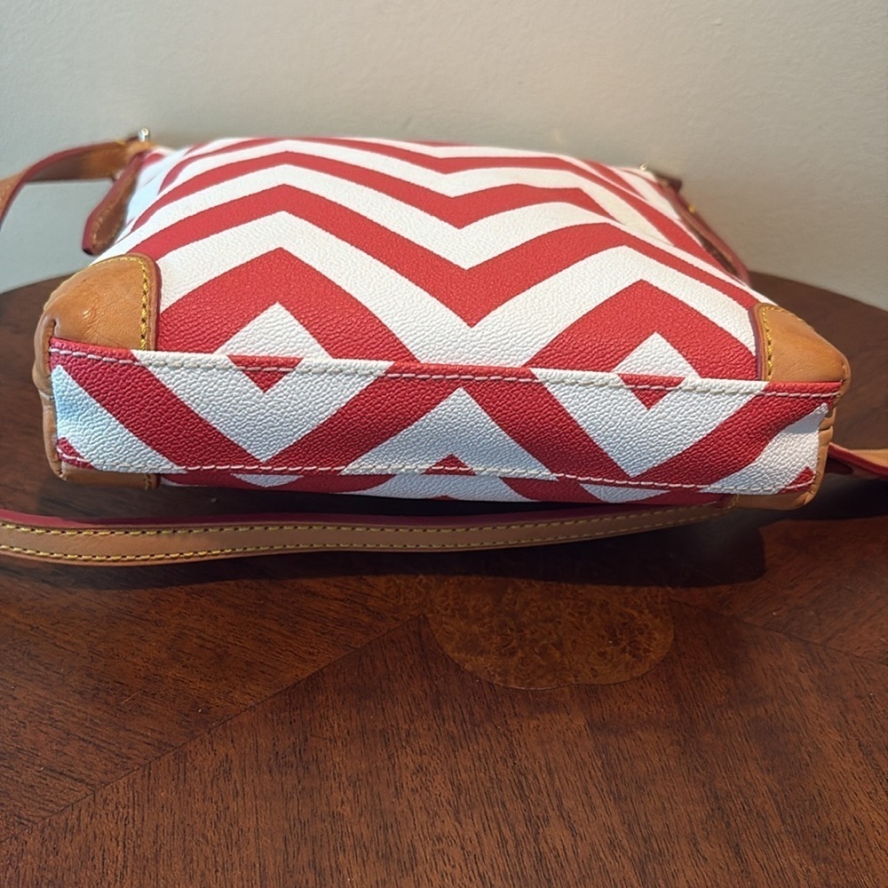 Dooney Bourke  Wavy Crossbody bag, leather red & White tan leather trim/red edge - Picture 10 of 17